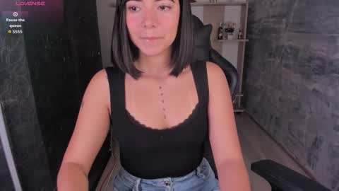 Snapshot of nicolross_ chatting on October 2025 12:59:01 PM NicolRoss online show from October 2025 12:59:01 PM