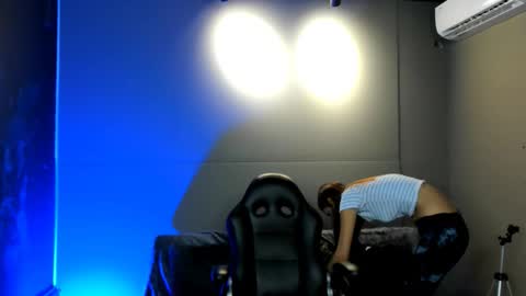 Snapshot of nicolvibes_212 chatting on November 2025 08:22:02 PM Nicol online show from November 2025 08:22:02 PM