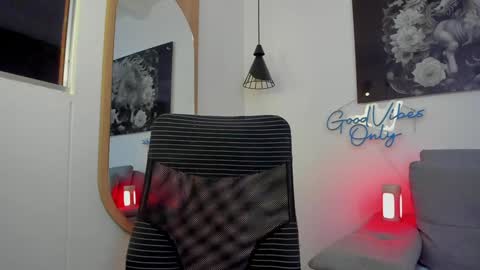 Snapshot of niickcooper chatting on December 2024 01:07:02 AM Niick online show from December 2024 01:07:02 AM