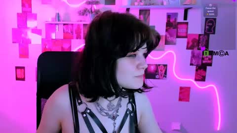 nikki_kiss_ online show from April 2026 01:41:02 PM
