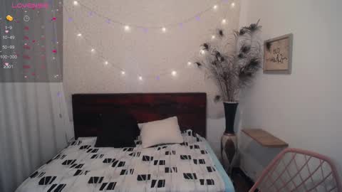 Snapshot of nikkiemilky chatting on January 2025 04:38:01 AM NikkieMilky online show from January 2025 04:38:01 AM