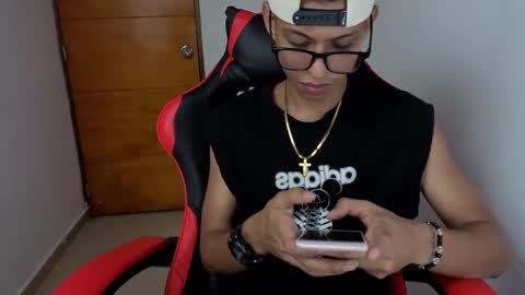 Snapshot of niklaus_wolf chatting on March 2026 04:40:02 AM niklaus_wolf online show from March 2026 04:40:02 AM