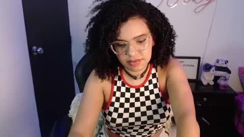 Snapshot of niky_golden chatting on January 2025 07:43:01 AM Nicole GTM-5 1100 pm - 700 am online show from January 2025 07:43:01 AM