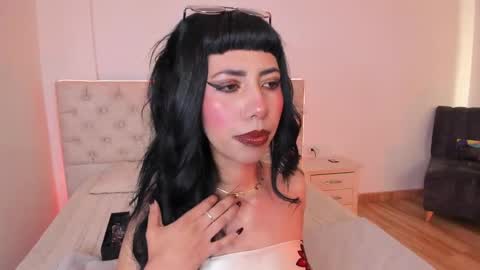Nina Fox  online show from April 2026 02:30:01 PM