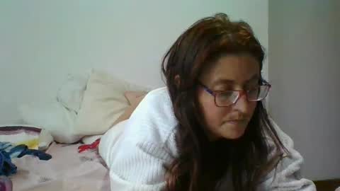 Snapshot of nina_petit chatting on February 2025 08:04:02 PM Nina online show from February 2025 08:04:02 PM