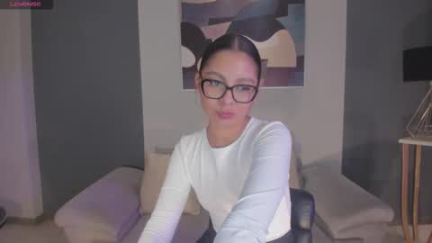 Nina online show from November 2025 04:00:01 AM