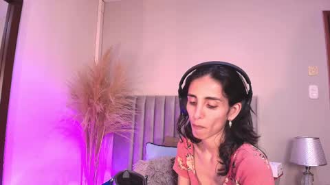 Nina online show from September 2025 06:18:02 PM