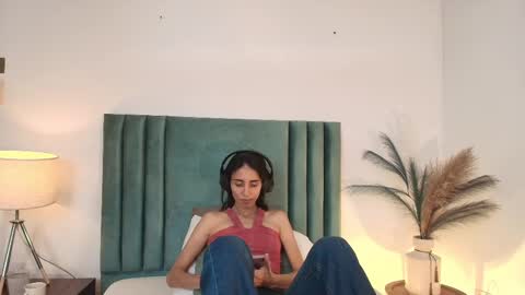 Nina online show from October 2025 06:36:01 PM