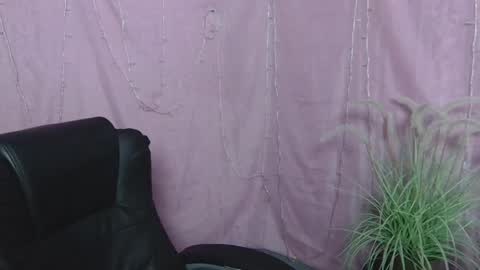 ninaflawlees online show from May 2026 12:10:01 PM