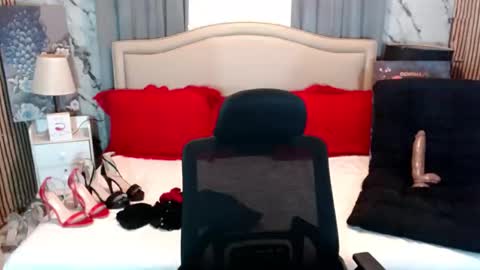 ninarussell online show from November 2025 09:52:02 AM