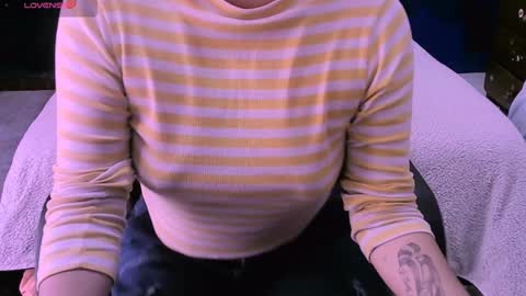 Snapshot of ninayellow chatting on December 2024 04:23:01 PM Nina online show from December 2024 04:23:01 PM