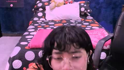 Snapshot of ninayellow chatting on December 2025 01:53:01 PM Nina online show from December 2025 01:53:01 PM