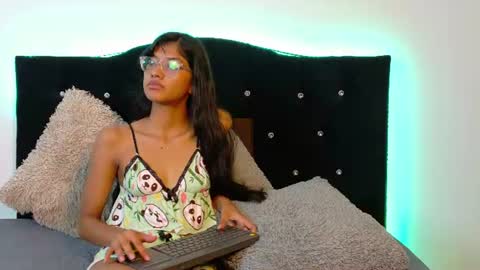 Nira Lux online show from June 2026 01:59:01 AM
