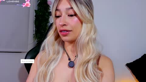 Snapshot of noah25_ chatting on April 2026 04:43:01 AM Noah online show from April 2026 04:43:01 AM