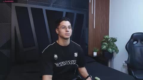 Snapshot of noah_clarkk chatting on February 2026 03:43:01 PM Noah online show from February 2026 03:43:01 PM