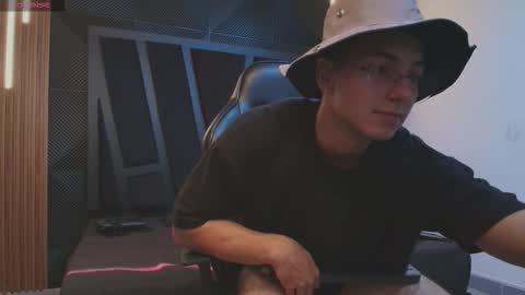 Snapshot of noah_clarkk chatting on February 2026 01:36:02 PM Noah online show from February 2026 01:36:02 PM