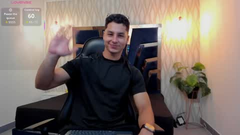 Snapshot of noah_clarkk chatting on April 2026 05:25:02 PM Noah online show from April 2026 05:25:02 PM