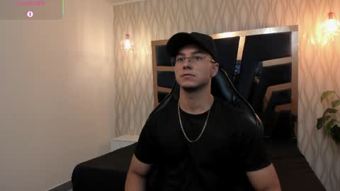 Snapshot of noah_clarkk chatting on April 2026 05:17:01 PM Noah online show from April 2026 05:17:01 PM