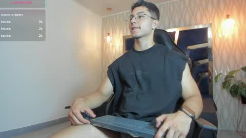 Snapshot of noah_clarkk chatting on April 2026 05:18:01 PM Noah online show from April 2026 05:18:01 PM