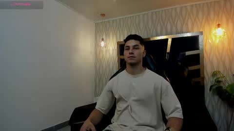 Snapshot of noah_clarkk chatting on April 2026 05:19:02 PM Noah online show from April 2026 05:19:02 PM