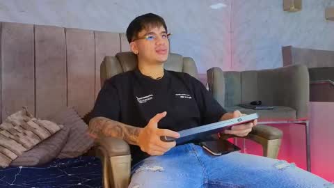 Snapshot of noah_coleman__ chatting on February 2025 10:21:02 PM NOAH online show from February 2025 10:21:02 PM