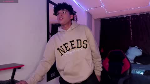 noah_smith04 online show from September 2025 10:43:01 PM