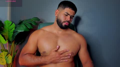 Snapshot of noahcrux chatting on May 2026 11:02:02 PM Noah online show from May 2026 11:02:02 PM