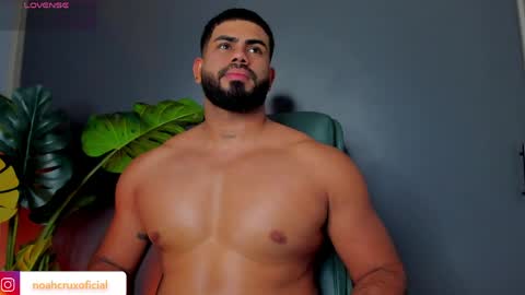 Snapshot of noahcrux chatting on May 2026 05:01:02 AM Noah online show from May 2026 05:01:02 AM
