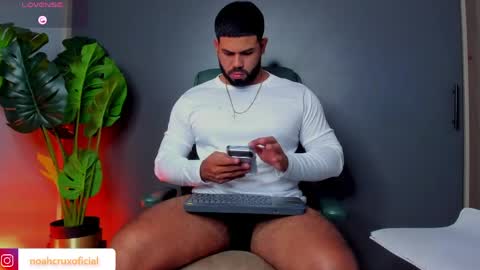 Snapshot of noahcrux chatting on May 2026 02:41:01 AM Noah online show from May 2026 02:41:01 AM