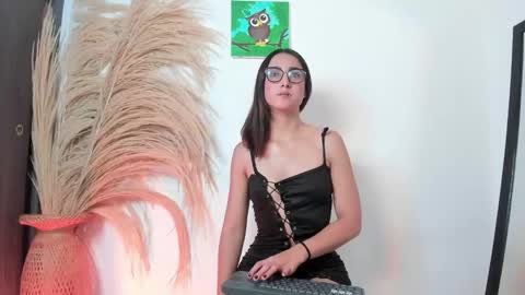 Snapshot of noami_rose chatting on February 2026 11:43:01 PM Noami Rose online show from February 2026 11:43:01 PM