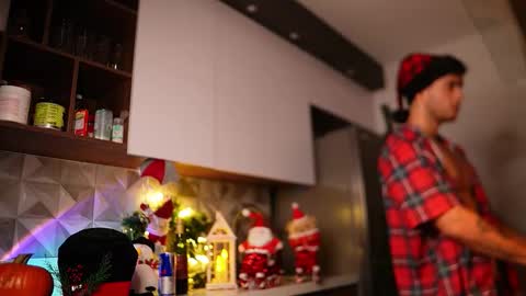 Snapshot of noha_miler chatting on December 2025 10:59:02 PM kevin online show from December 2025 10:59:02 PM