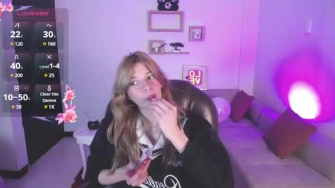 Snapshot of nora_vennucci chatting on February 2025 06:37:01 PM Nora online show from February 2025 06:37:01 PM