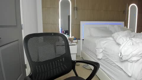 Nova online show from October 2025 02:06:01 AM