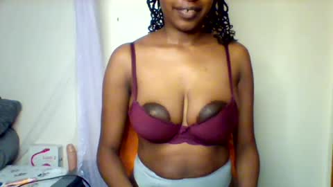 Snapshot of nubian_queen1033 chatting on December 2025 01:23:01 AM happie online show from December 2025 01:23:01 AM