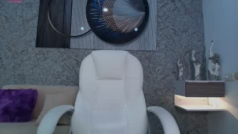 independent model online show from October 2025 06:39:02 PM