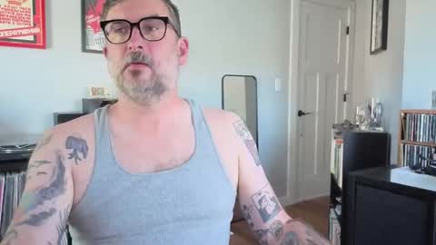 Snapshot of office_dad chatting on October 2025 06:26:01 PM Office Dad online show from October 2025 06:26:01 PM