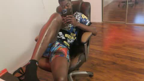 Snapshot of officialmoneyxxx chatting on April 2026 04:31:02 PM Money online show from April 2026 04:31:02 PM