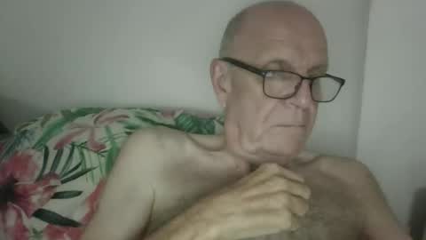 Snapshot of oggi95 chatting on October 2025 08:35:01 AM oggi95 online show from October 2025 08:35:01 AM