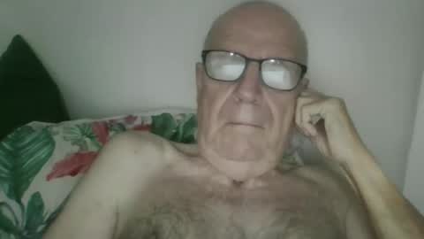 Snapshot of oggi95 chatting on October 2025 07:42:01 AM oggi95 online show from October 2025 07:42:01 AM