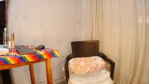 Snapshot of oh_tique chatting on February 2025 01:25:01 PM LU online show from February 2025 01:25:01 PM