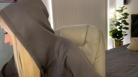 Snapshot of ohmyemma chatting on April 2026 01:06:02 AM Emma online show from April 2026 01:06:02 AM