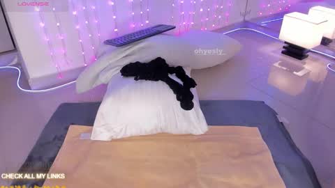 ohyesly_ online show from November 2025 09:53:02 AM