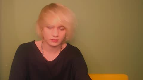 Snapshot of oliver_sweet_ chatting on December 2024 01:34:02 AM Oliver online show from December 2024 01:34:02 AM