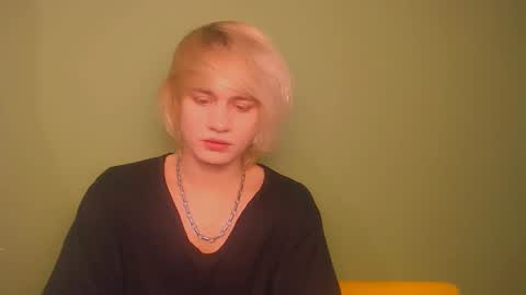 Snapshot of oliver_sweet_ chatting on January 2025 02:14:01 AM Oliver online show from January 2025 02:14:01 AM