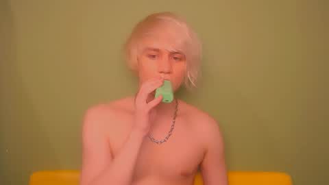 Snapshot of oliver_sweet_ chatting on February 2025 01:44:02 AM Oliver online show from February 2025 01:44:02 AM