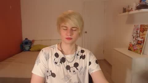 Snapshot of oliver_sweet_ chatting on September 2025 01:33:02 AM Oliver online show from September 2025 01:33:02 AM