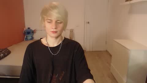 Snapshot of oliver_sweet_ chatting on November 2025 12:44:01 AM Oliver online show from November 2025 12:44:01 AM