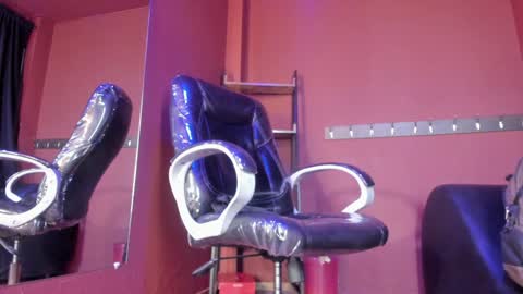   online show from December 2024 01:00:01 PM