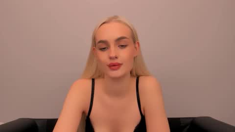 Snapshot of oliviahappy chatting on December 2025 07:30:02 PM oliviaBeauty online show from December 2025 07:30:02 PM