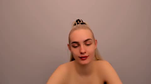 Snapshot of oliviahappy chatting on January 2026 09:30:02 PM oliviaBeauty online show from January 2026 09:30:02 PM